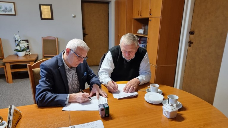 Podpisali umowę na budowę drogi pieszo-rowerowej na odcinku Lisiec-Dąbroszyn