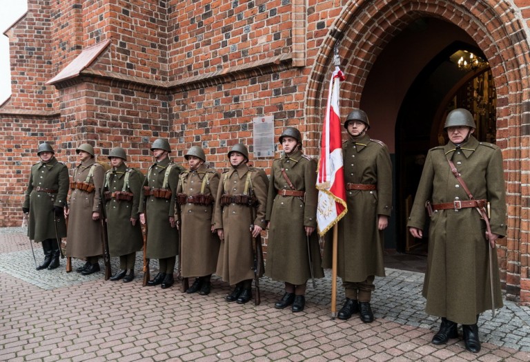 Kopia sztandaru 18 Pułku Piechoty dotarła w niedzielę do Konina