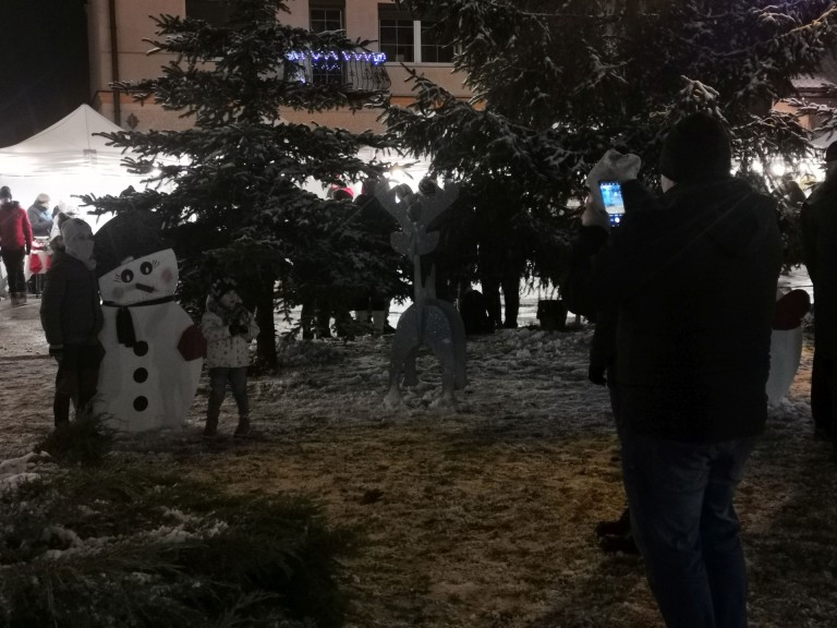 Jarmark w śniegu! Takiej przedświątecznej imprezy jeszcze w Kramsku nie było!