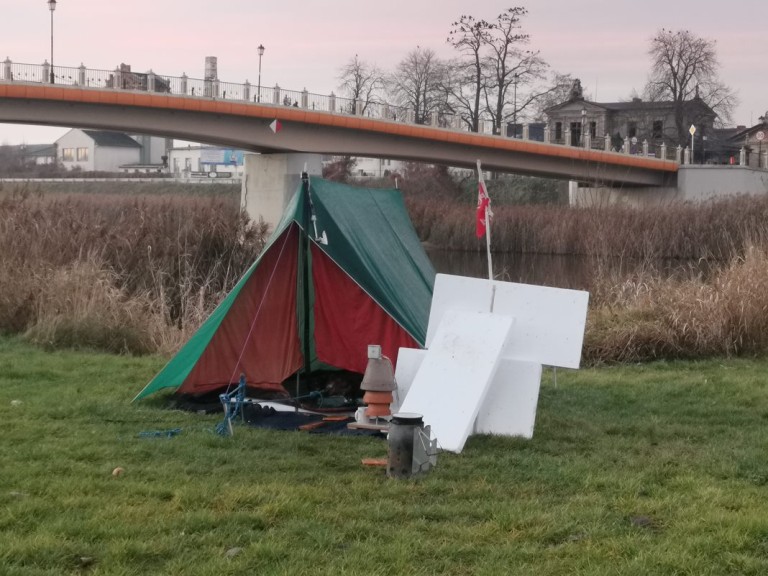 Rozbił namiot na bulwarze. Od urzędników domaga się mieszkania