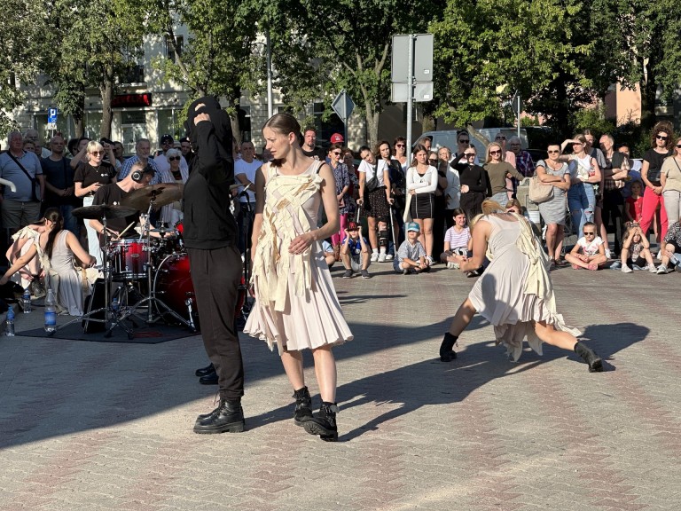 Koniński Teatr Tańca oczarował publiczność plenerowym spektaklem